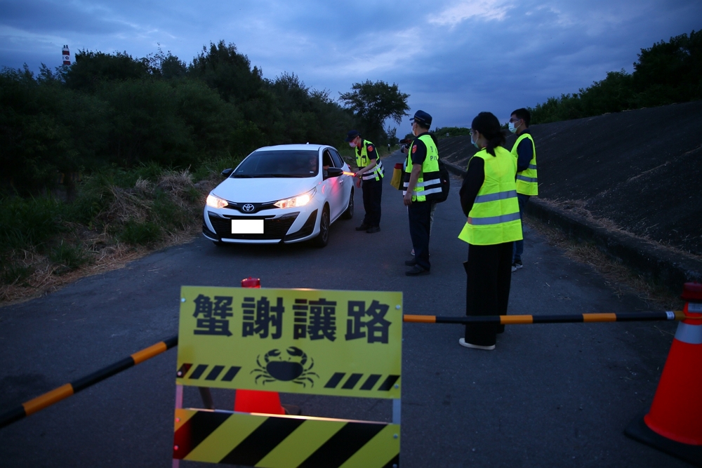 台江處與保七第七大隊進行護蟹交通管制工作/台管處提供