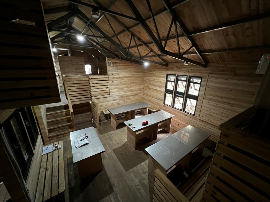 屏風避難山屋內部照