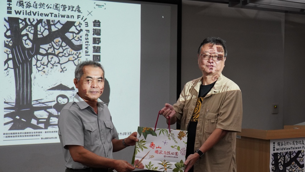 自管處張處長致贈野望學社王秘書長