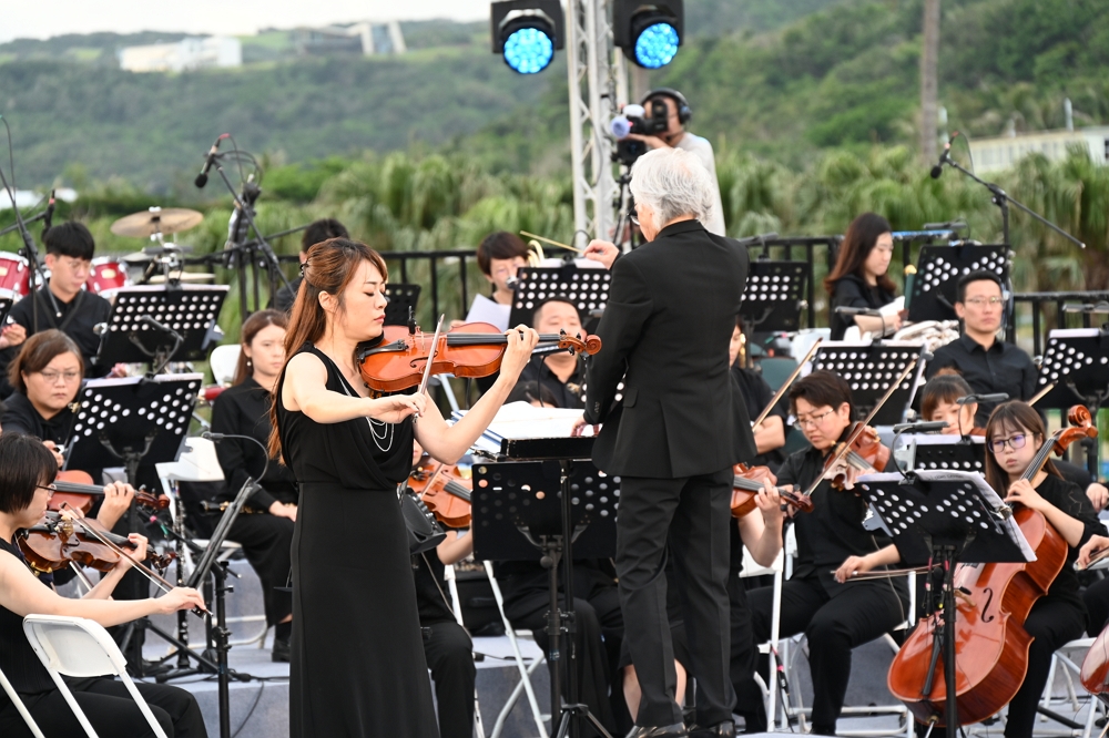 小提琴家陳依萱的演奏精緻,以多變廣泛的曲目及近距離的聆賞樂趣廣為樂迷喜愛