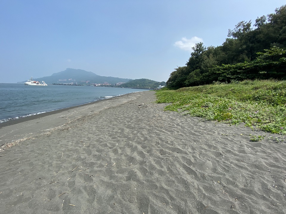海漂廢棄物清除完畢之旗後山沙灘