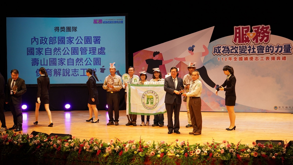 由行政院副院長鄭文燦頒獎/自管處提供