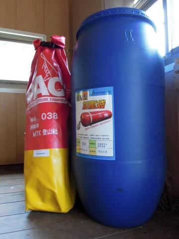 攜帶型加壓袋((Portable Altiude Chamber，PAC)於嚴重高山症臨時施行急救使用，高山症發生時請緊記下降高度才是最有效的解決方式。