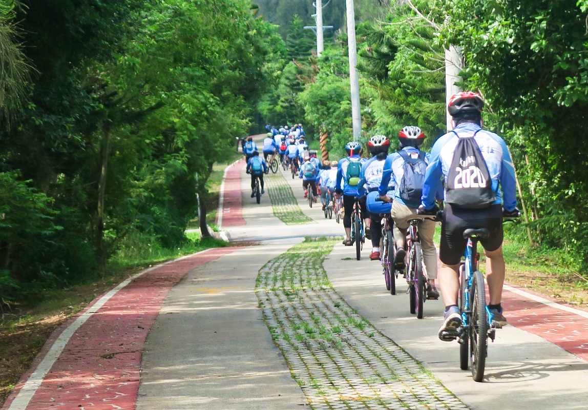 Cycling on Lieyu Rut Road