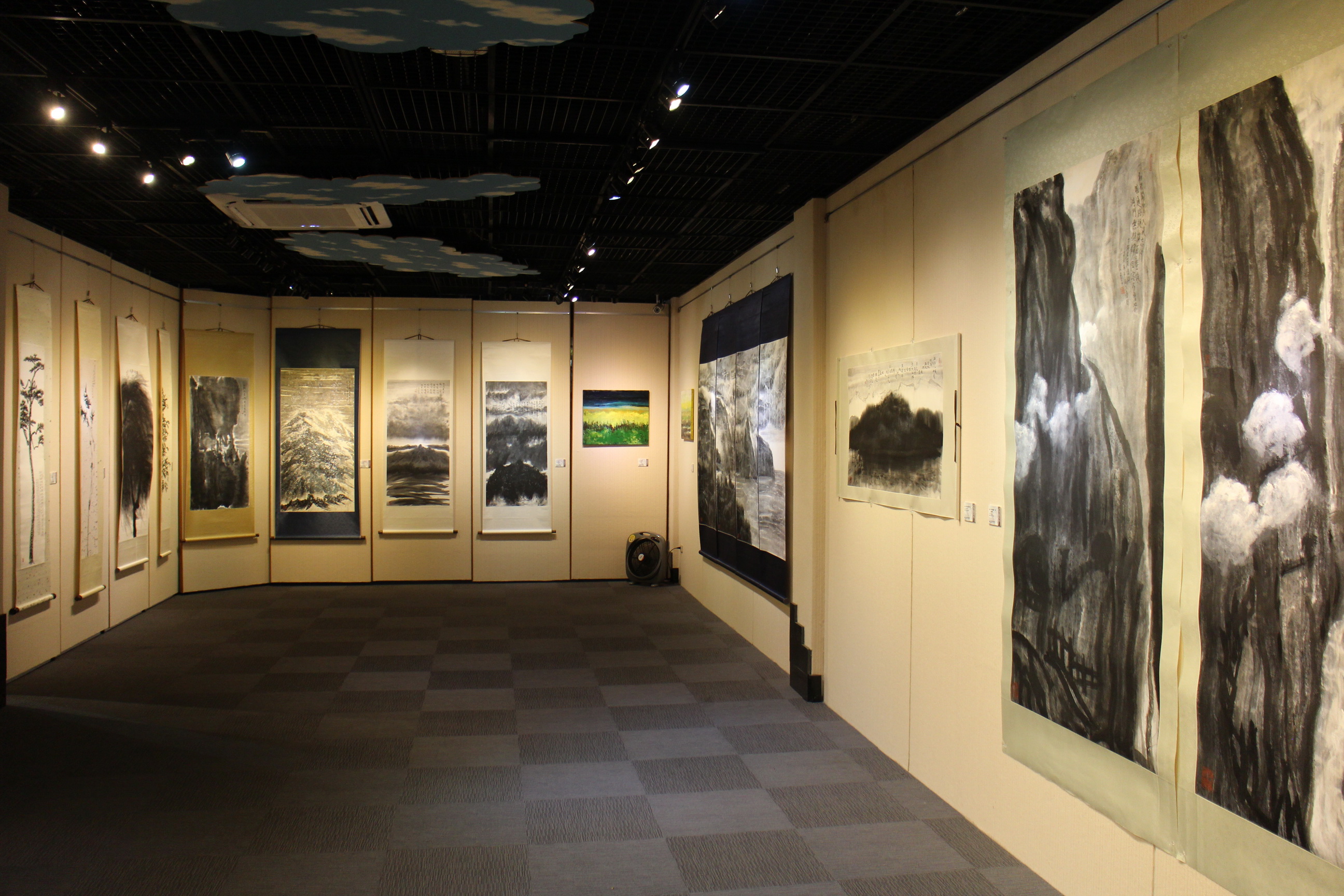 氤氳蒸騰—情訂太魯閣林吉峰畫展-展場照片,共三張圖片