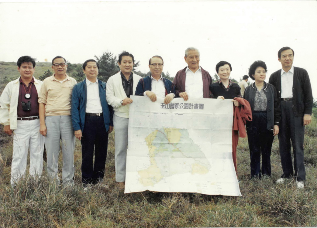 73年間為保育玉山國家公園核心區域停止闢建新中橫玉里玉山段,營建署署長張隆盛(左1)特邀政務委員張豐緒(左4)、馬紀壯(左5)、經濟部部長趙耀東(左6)、行政院第一組組長施嘉明(左2)、新加坡駐臺代表鄭威廉(右1)與嘉義縣縣長涂德錡(左3)赴塔塔加鞍部勘查施工中的新中橫公路(嘉義玉山段),體認公路開發對高山環境之影響,收錄自《玉山煙雲》。