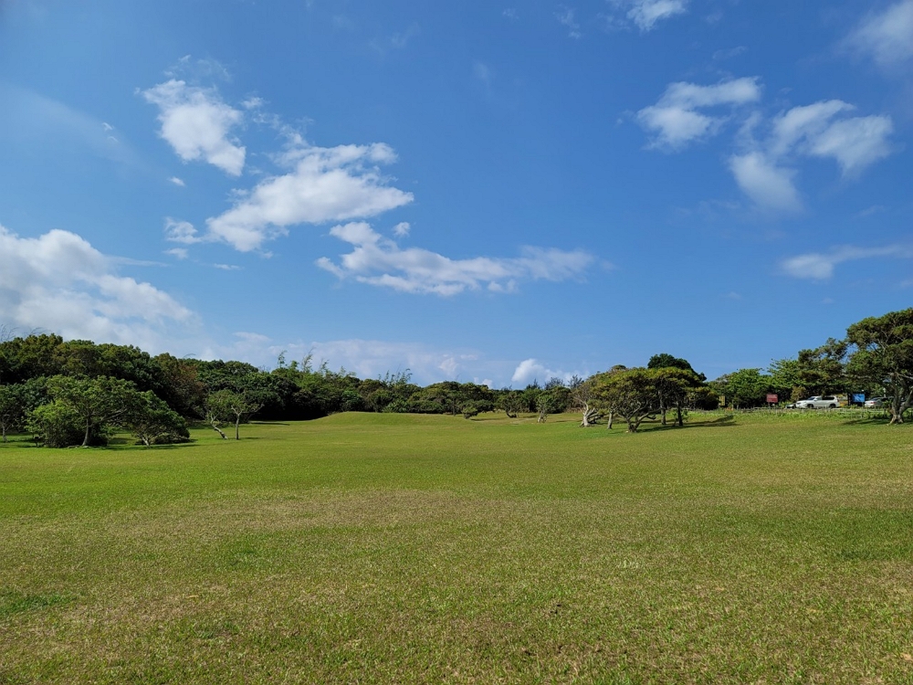 社頂自然公園入口的如茵草地