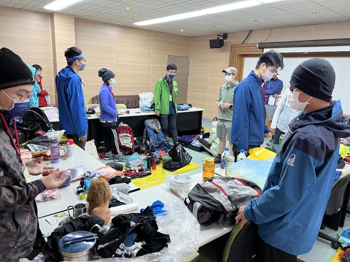 圖說2：登山裝備打包及檢查課程，確認備妥必要品並防水，及去除外包裝減量等。