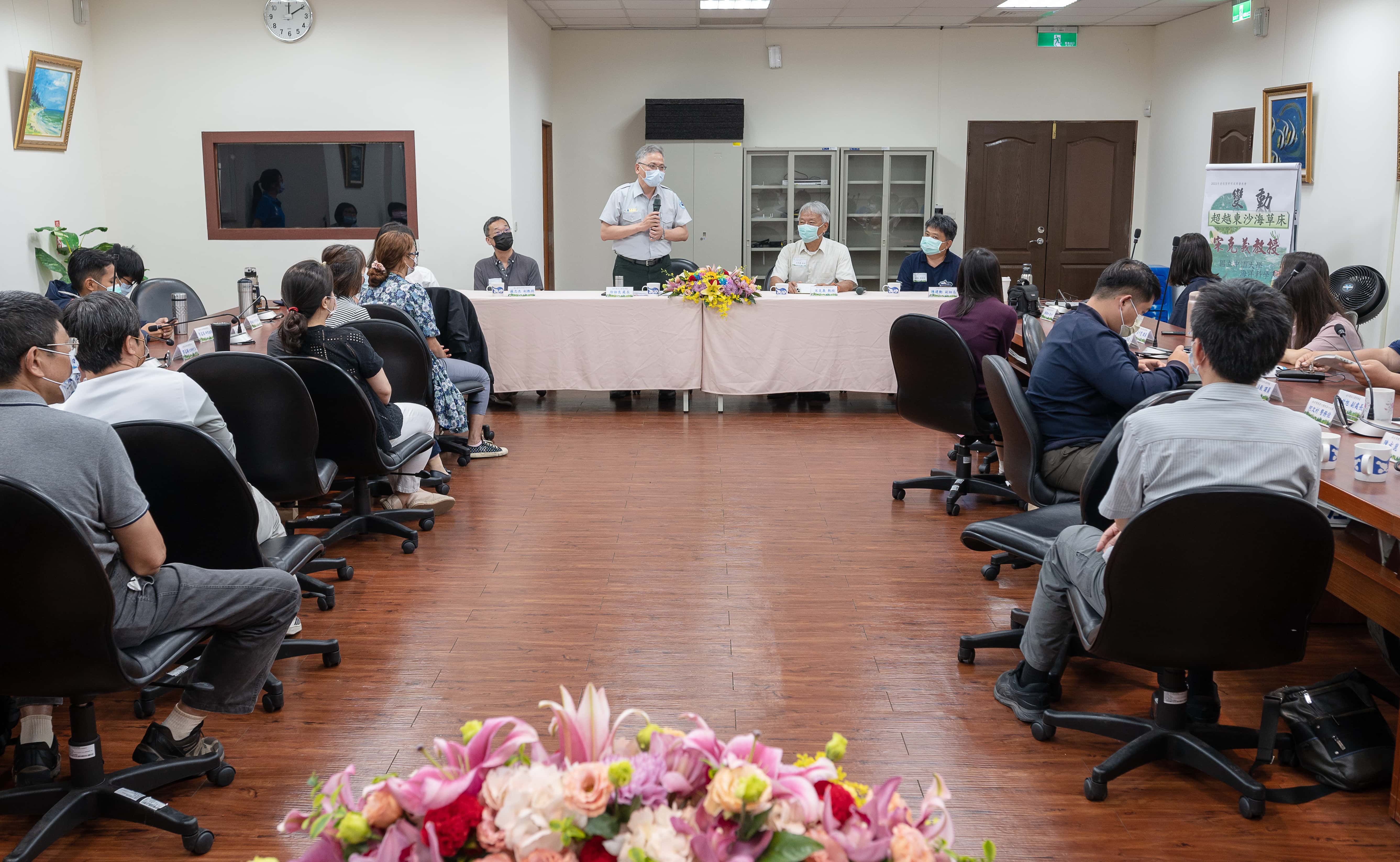 三位講者及海管處處長一同與民眾進行綜合討論。(由左至右臺灣大學海洋研究所蘇志杰副教授、海管處徐韶良處長、中山大學海洋科學系宋克義教授及海洋中心陳建勳副研究員)