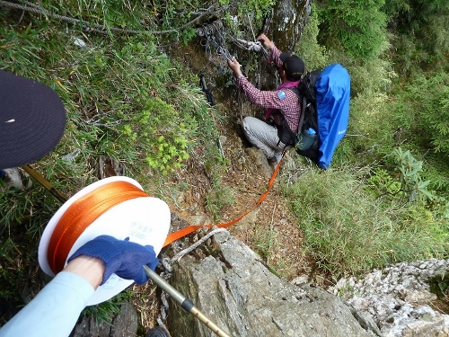 架設奇萊東稜登山步道安全繩索