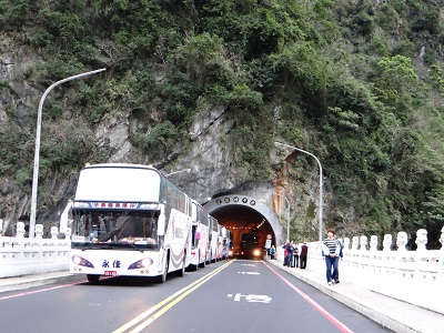 Illegally parked cars affecting traffic at Shakadang Bridge