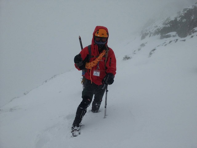 雪攀三寶-冰爪、冰斧(或登山杖)與安全頭盔,是雪地攀登不可或缺的裝備(雪霸保育志工顏文男提供)