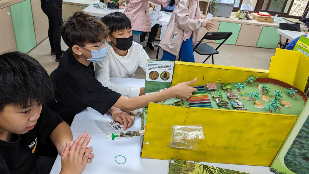 壽山國小學童設計的臺灣獼猴彈珠台/自管處提供