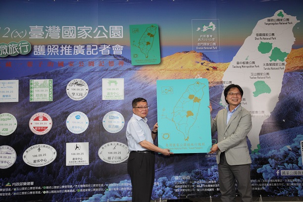 營建署署長許文龍(左)及內政部長葉俊榮(右) 進行微旅行護照最後的啟動儀式