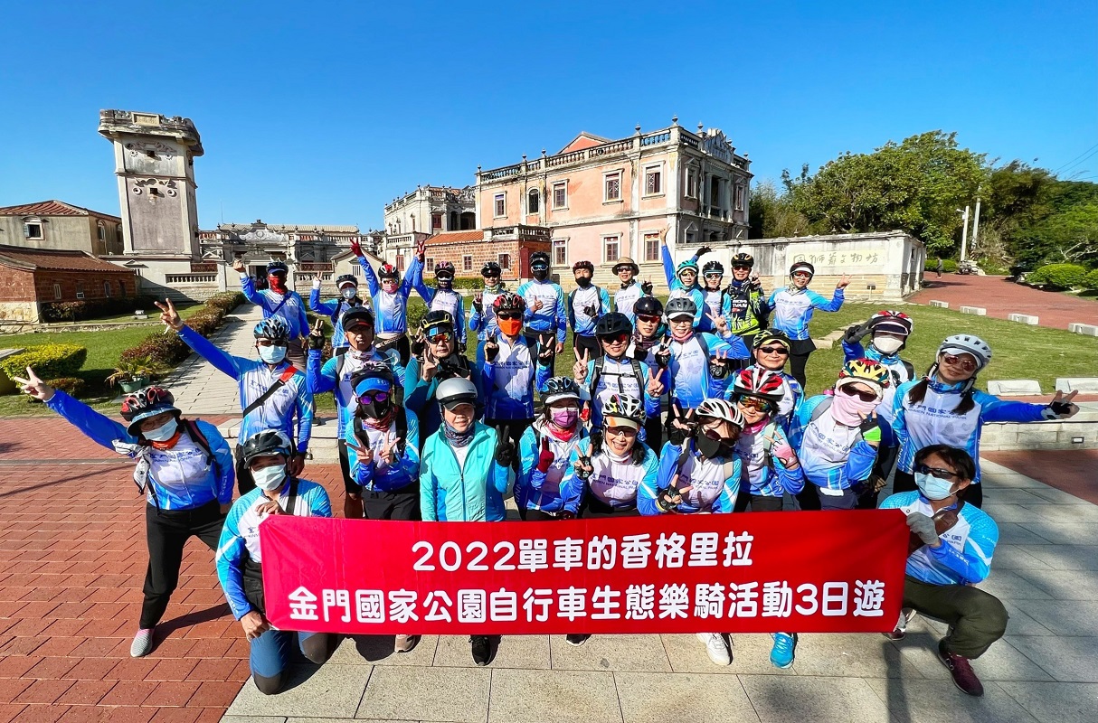 Visit the Shuitou settlement and take a group photo in front of Deyue Building