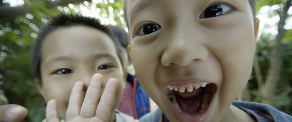 孩子充滿好奇的雙眼，正在見證大自然的奧妙