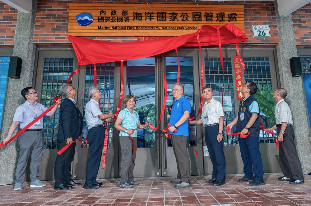 (左起) 國立中山大學海洋科學學院廖德裕院長、海洋委員會海巡署東南沙分署程駿杰分署長、海管處第五任處長詹德樞處長、國家公園署陳貞蓉副署長、海管處徐韶良處長、海管處第一任處長吳全安處長、內政部警政署保七總隊黃建智督察、澎湖南方四島耆老呂坤翰老師進行揭牌/海管處提供