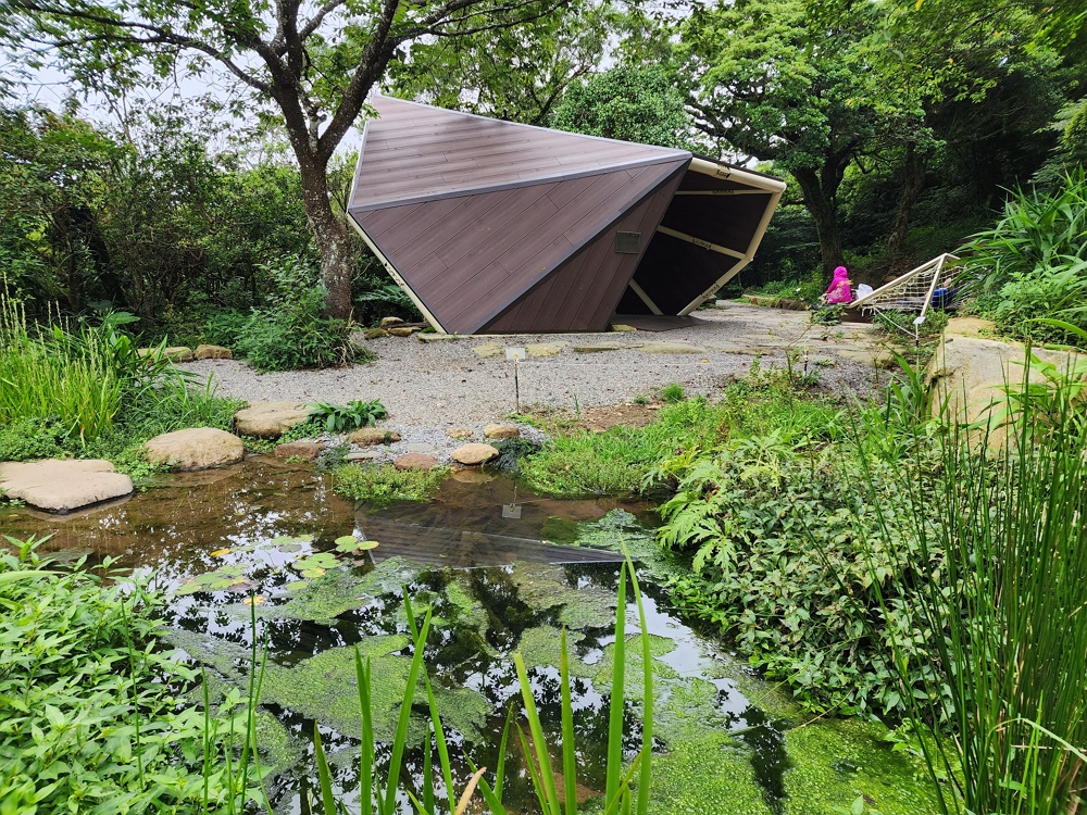 陽明山面天山向天山步道蝶蛹造型涼亭/國家公園署提供