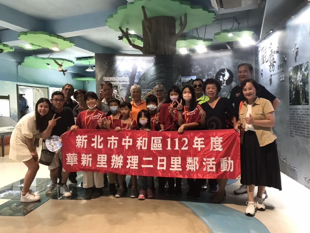 遊客熱情與小小解說員合影