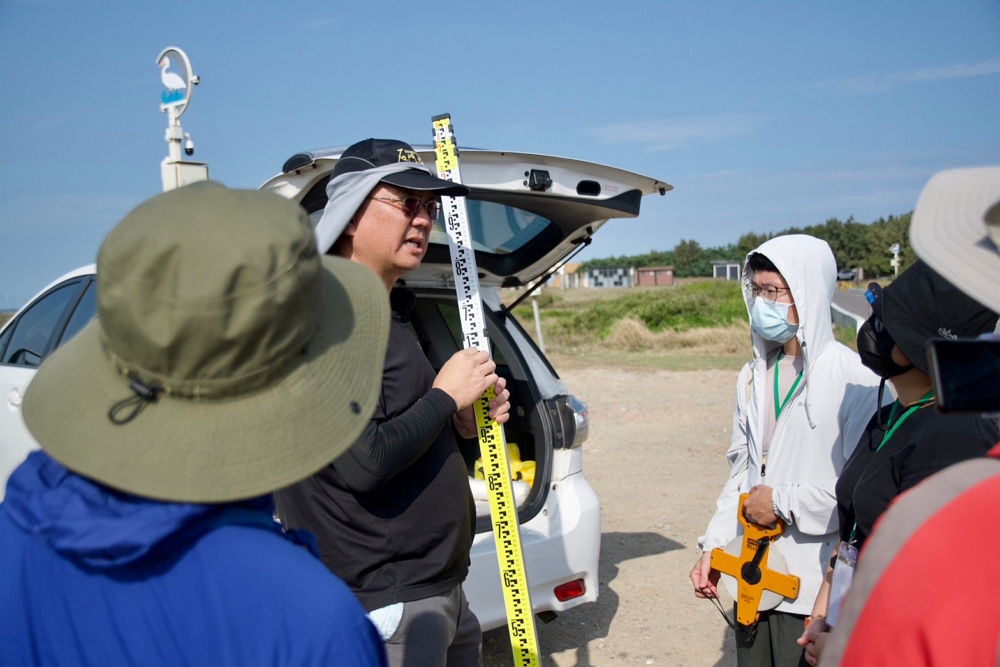 由黃國文老師帶領種子學員進行濕地水文調查/公園署提供
