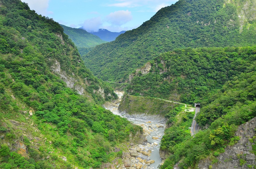 Overlooking the Liwu River Valley from the Shanyue Suspension Bridge 