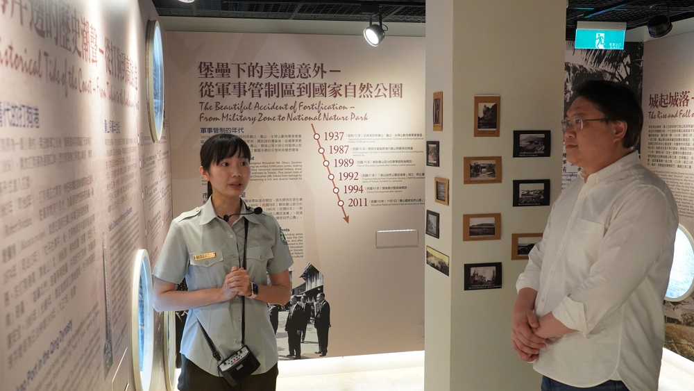 林右昌部長於壽山遊客中心聽導覽解說/自管處提供