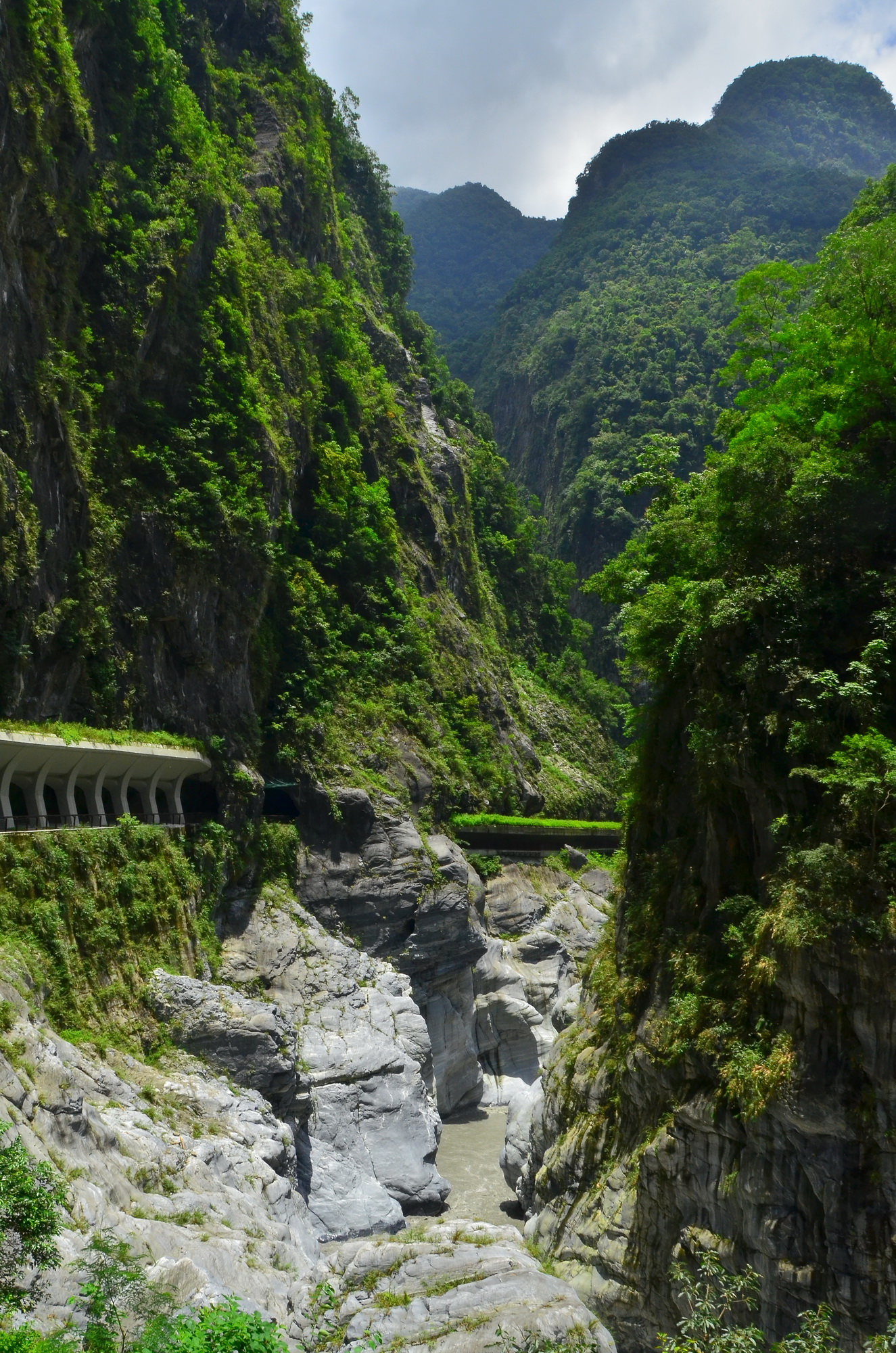  Jiuqudong (Tunnel of Nine Turns) trail