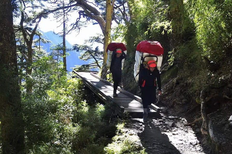 Yunbao Leisure's employees carry the food up to the mountain