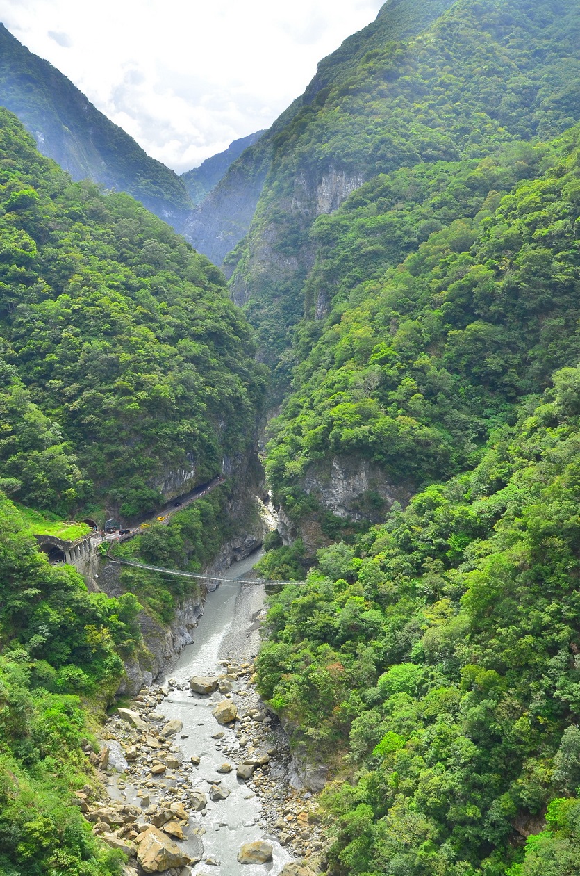 Overlooking Yanzikou (Swallow Grotto) from the Shanyue Suspension Bridge