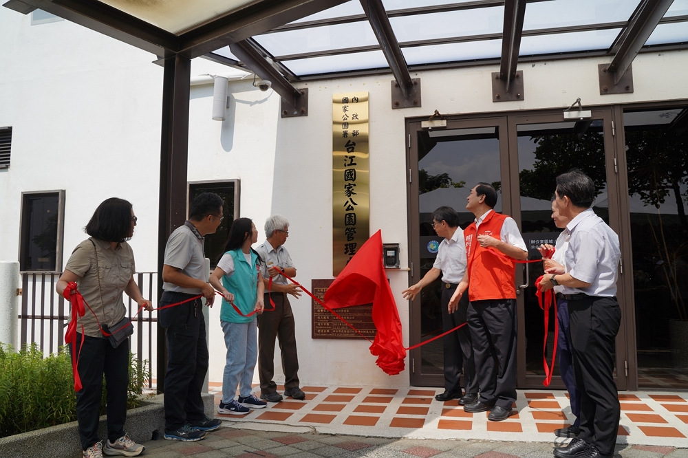貴賓揭開紅布條/台管處提供