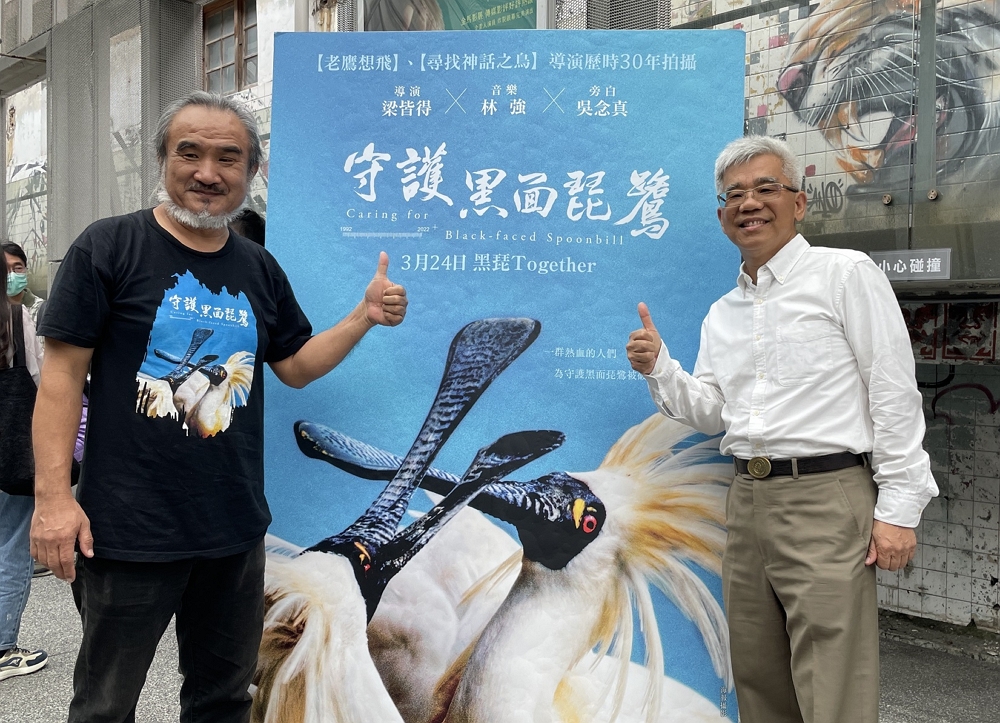 左梁皆得導演 右謝偉松組長 合照/黃佳琳提供