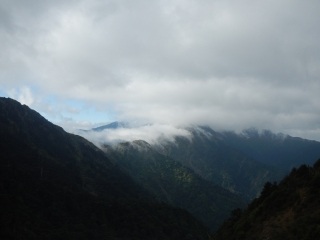 臺灣山區夏季午後雷陣雨經常能短時間內降下可觀的雨量，登山務請做好防水措施。