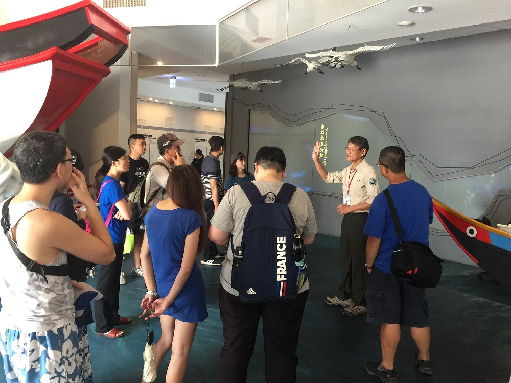 解說志工於遊客中心為遊客導覽解說