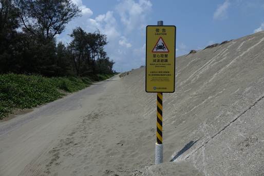 The Taijiang National Park Headquarters has set up three land crab warning signs along the Qingcaolun embankment flood control road.