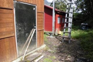 黑熊撞擊抱崖山屋門掌印