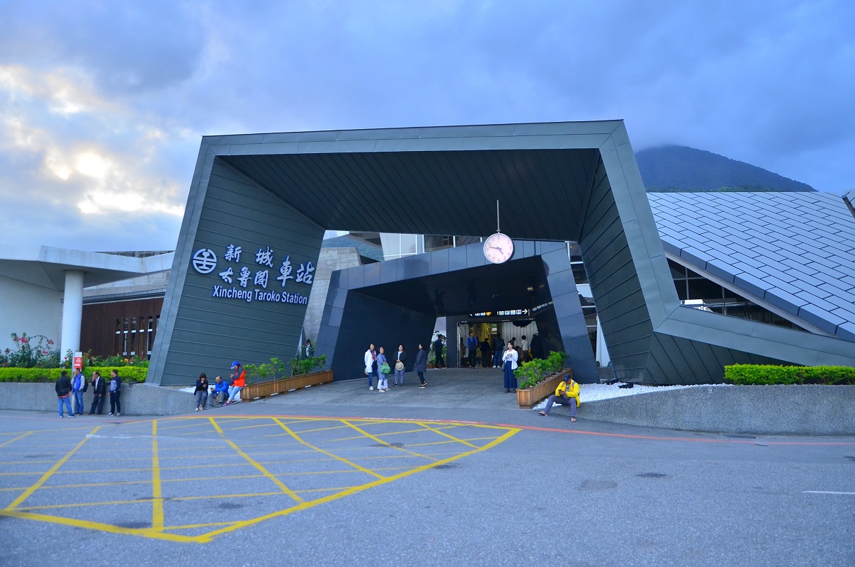 新城(太魯閣)車站外觀有高山峽谷的意象