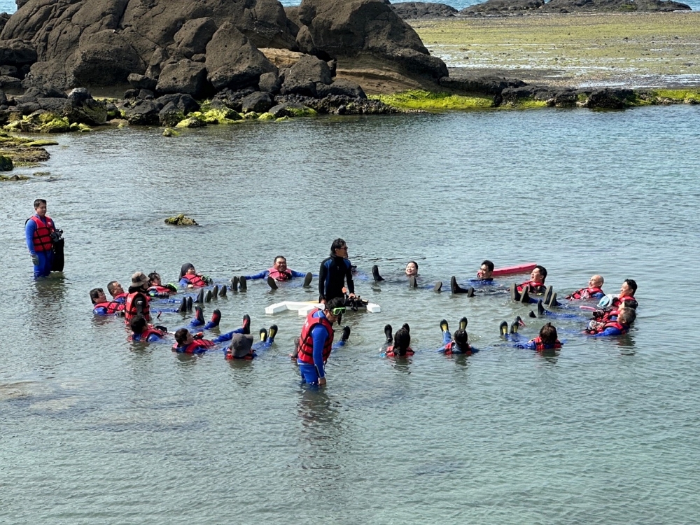 112年4月海域進階學員在東嶼坪浮潛觀察海域生態/海管處提供