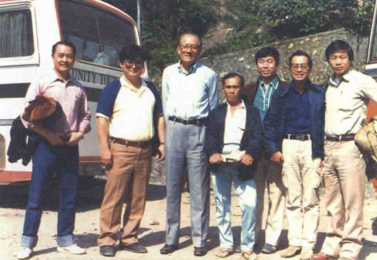民國71年4月王鑫教授(右3)在玉山國家公園八通關所留下的身影。
