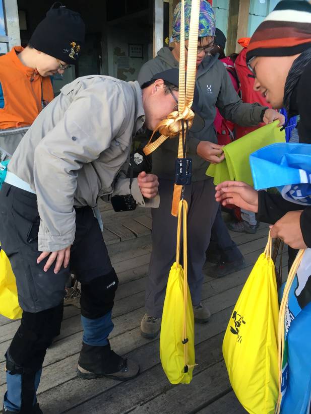 雪霸處同仁正在測量自己的排遺重量,平均每人3天2夜的行程共產生約500公克的排遺