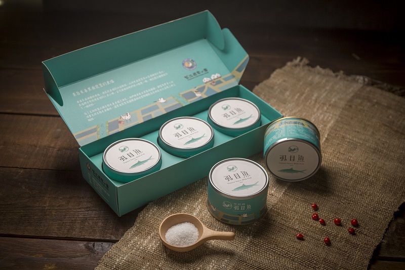  the Taijiang National Park Headquarters elaborately manufactures canned milkfish under the brand of Black-faced Spoonbill. 