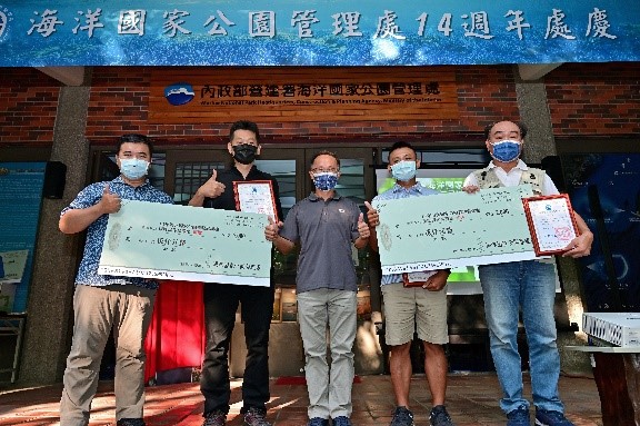 攝影展徵集活動中特優第一、二、三名由海管處創處長官吳全安處長進行頒獎