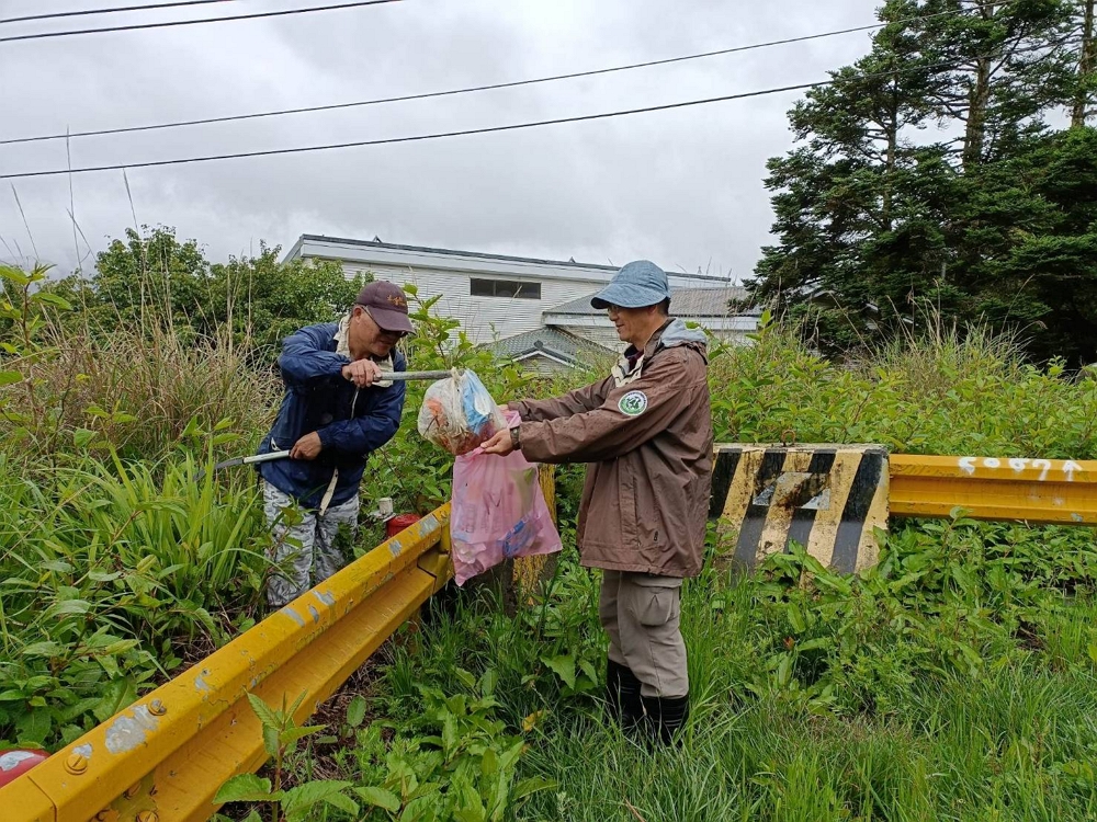 特生公路邊撿拾垃圾/太管處提供