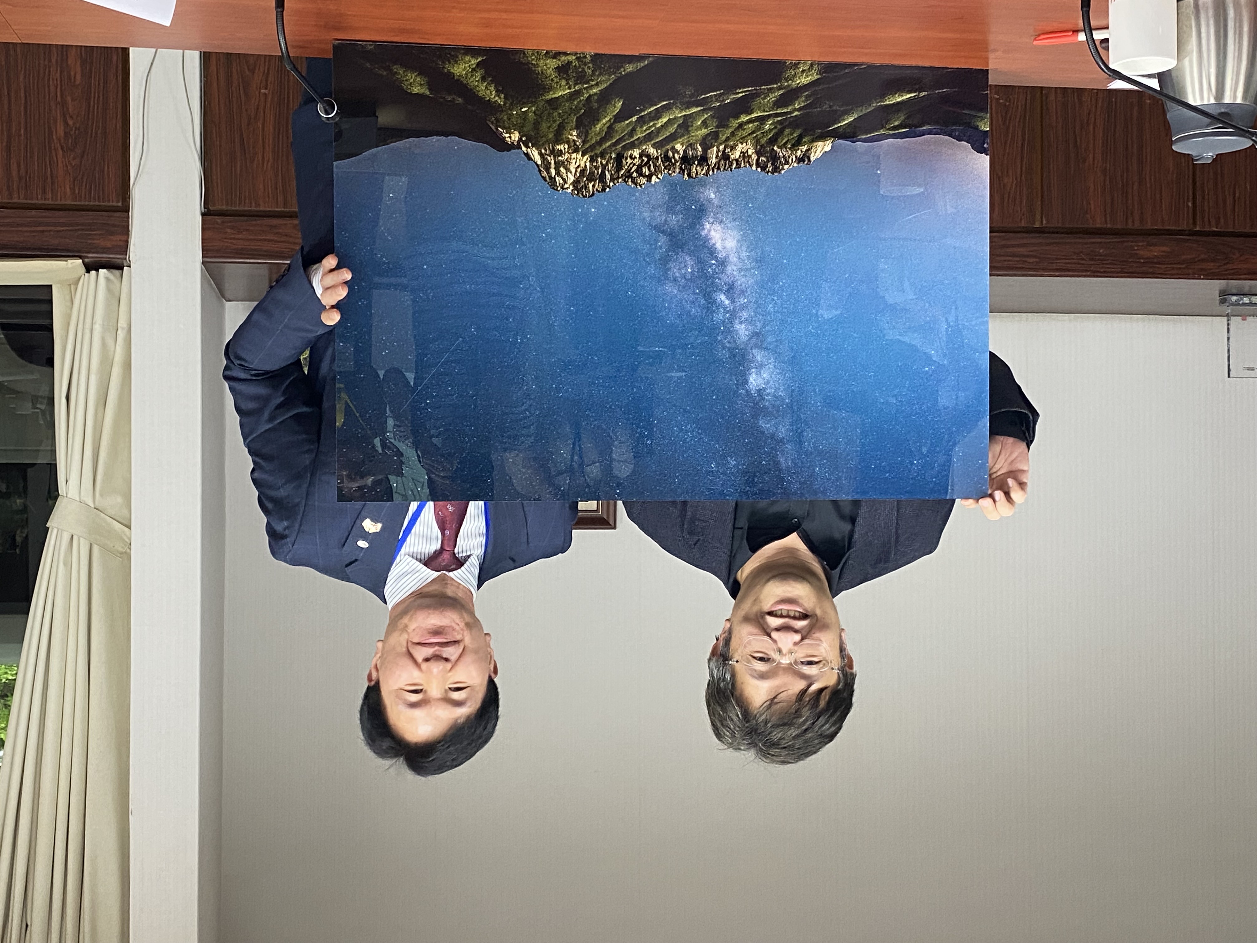 營建署副署長徐燕興(左)與韓國慶州國立公園所長尹德求(右)互相交換禮物及合影