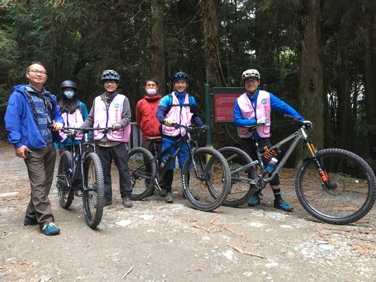 騎乘越野自行車進入大鹿林道東線,相關的配備也應該要齊全。/雪管處提供