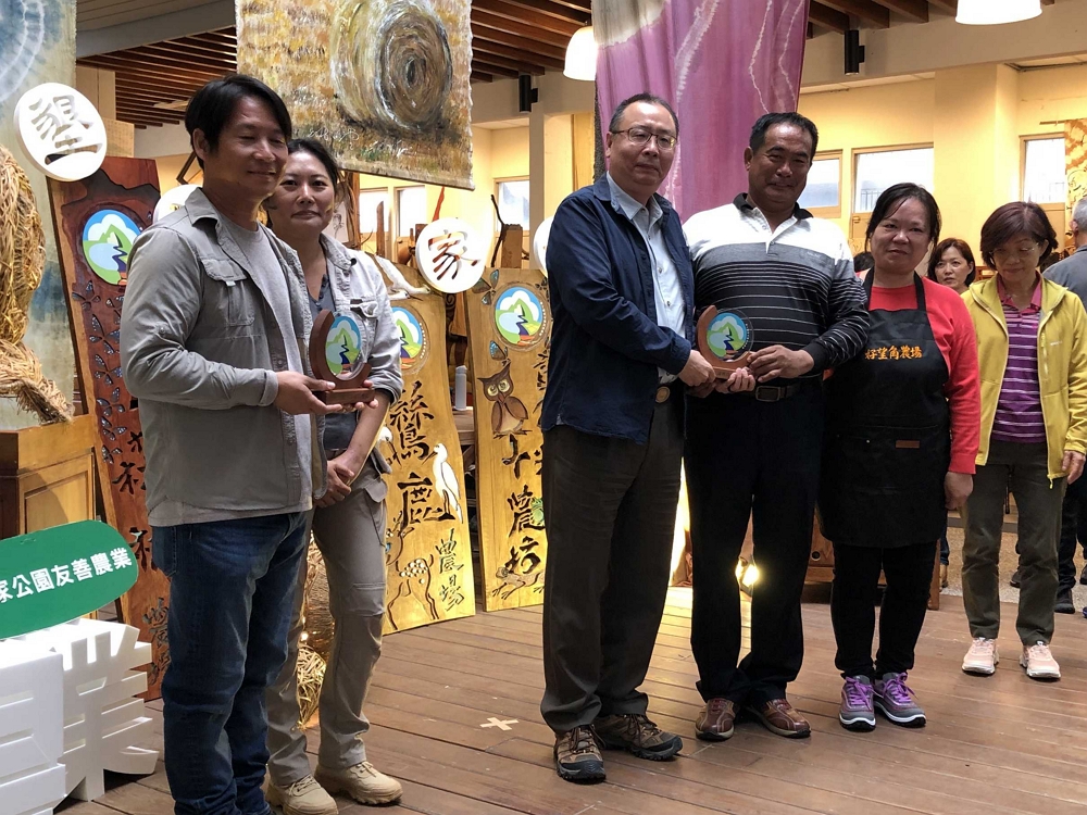 墾管處陳乾隆處長頒發5位農友墾丁國家公園友善農業標章/墾管處提供