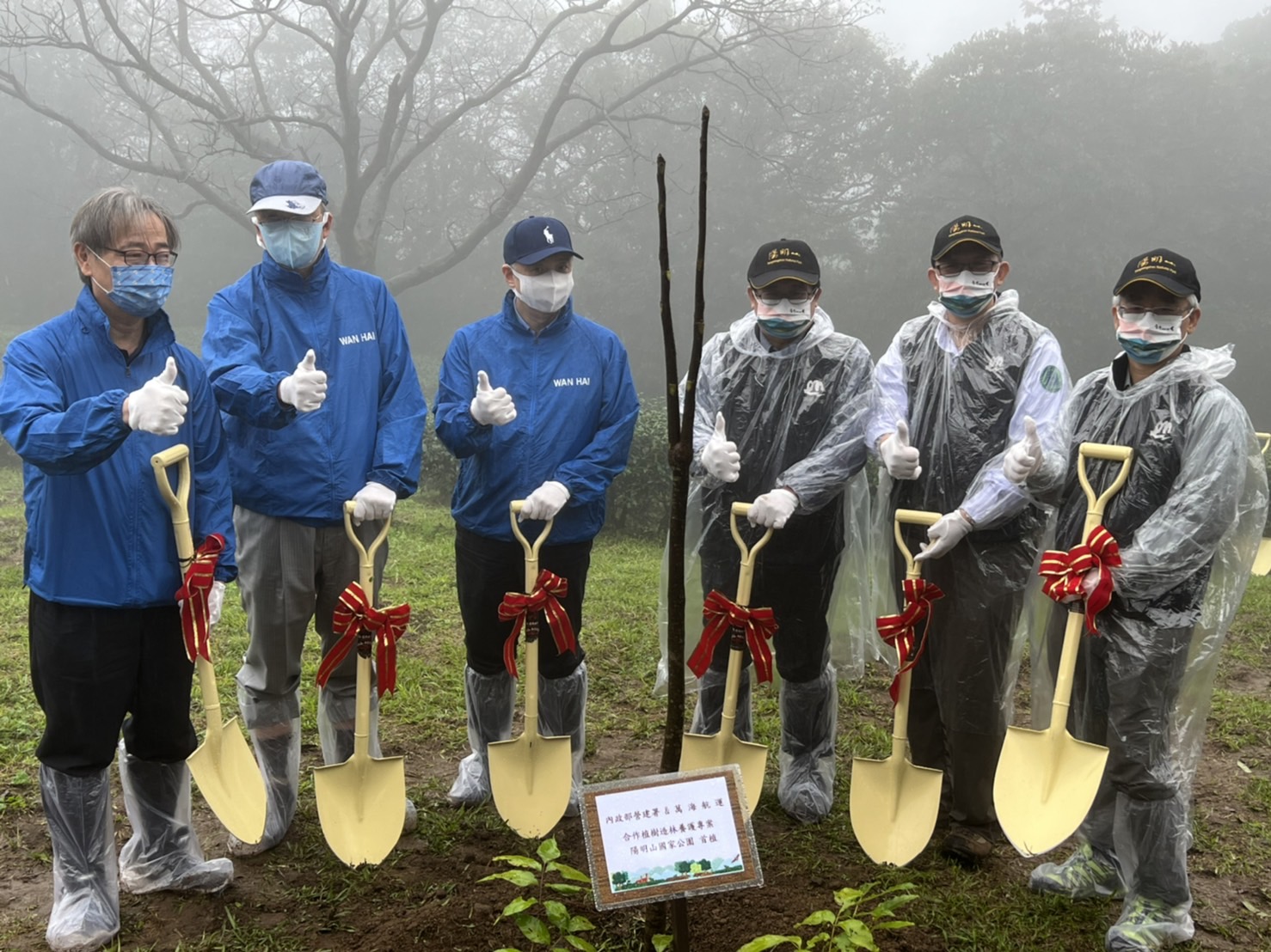 營建署長吳欣修(右3)與萬海航運董事長陳柏廷(左3)等貴賓共同種下「鐘萼木」完成首植
