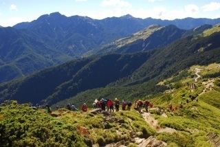 夏季登山容易曬傷且山區紫外線強烈，需做好防曬措施與適當飲水，避免中暑與抽筋。
