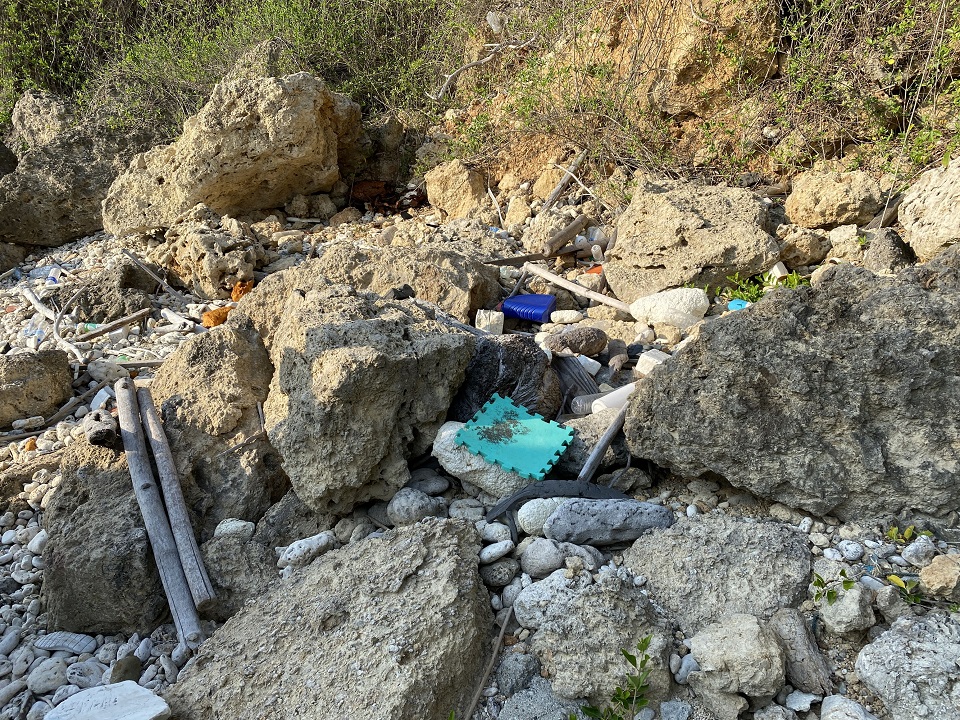 受到大雨及海流等因素,常有垃圾堆積於海岸及沙灘上。(圖為壽山西海岸)