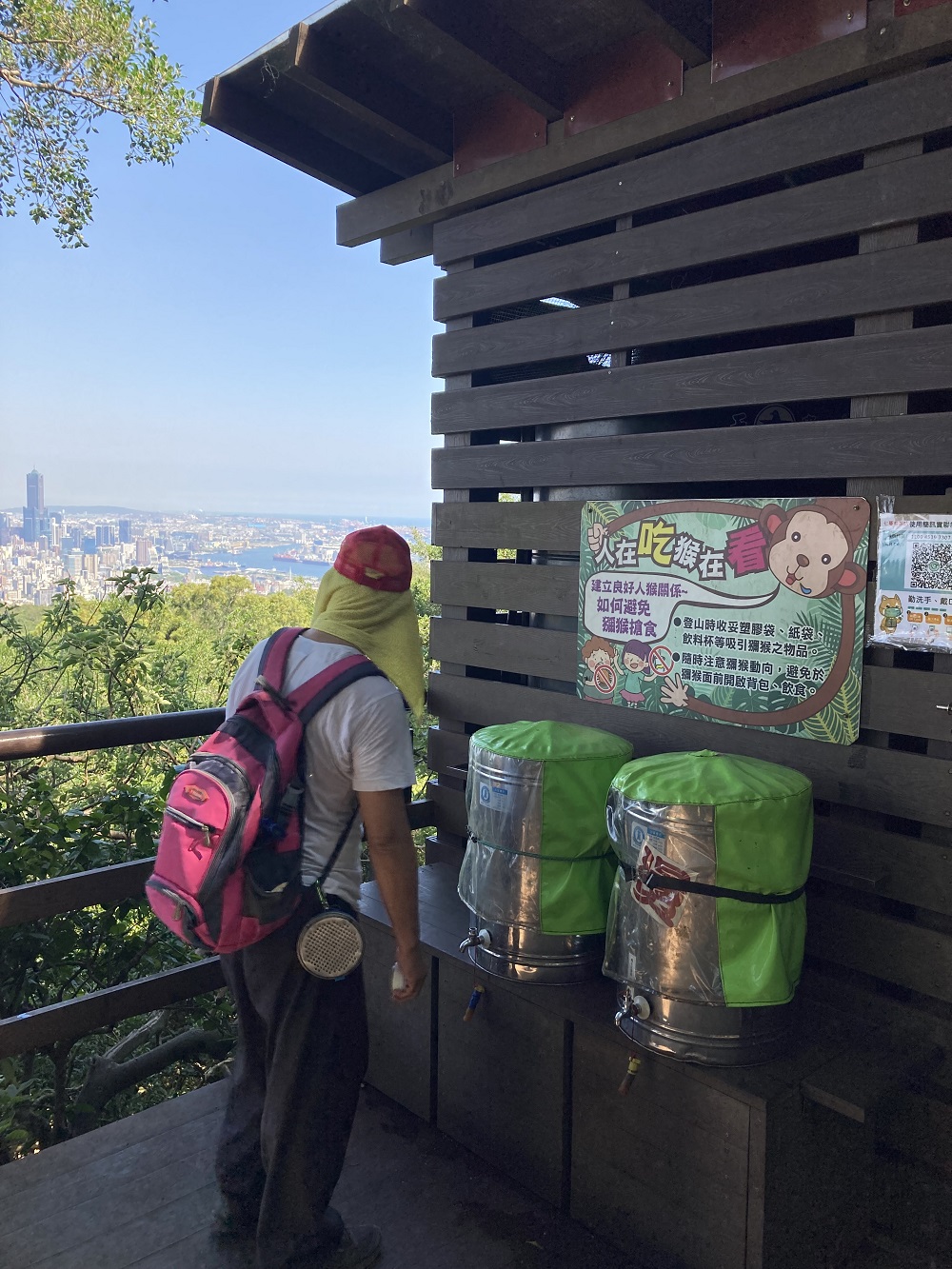奉茶站志工每日提供茶水服務，營造友善登山環境