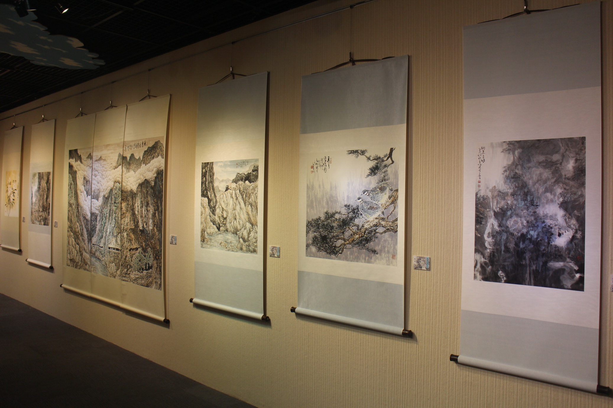 太魯墨韻筆花香-顏文堂水墨創作展展場照片,共兩張照片。